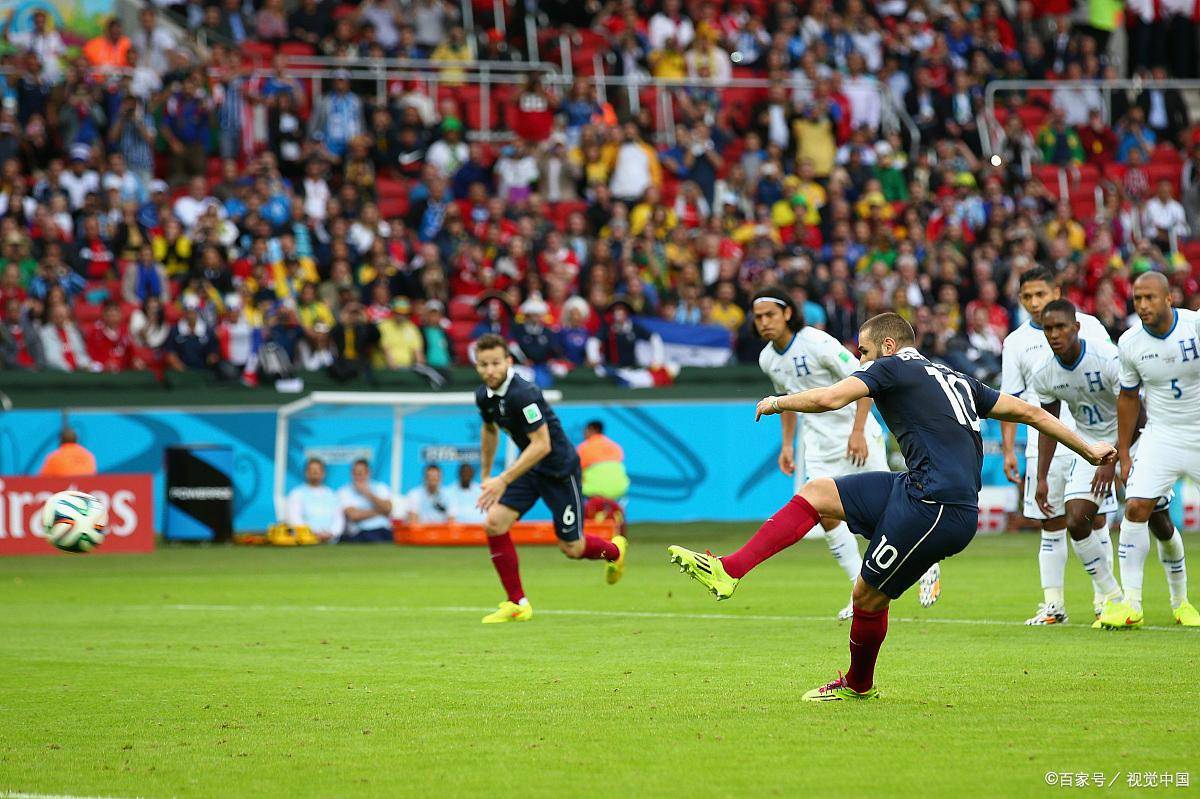 法甲第30轮巴黎圣日耳曼对战里昂，巴黎锋线强硬，里昂后防线孱弱